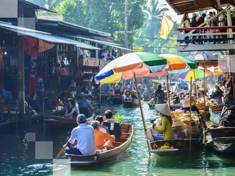 Refréscate con un paseo en barco por los coloridos canales de la zona