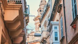 Busca vuelos baratos a Luqa